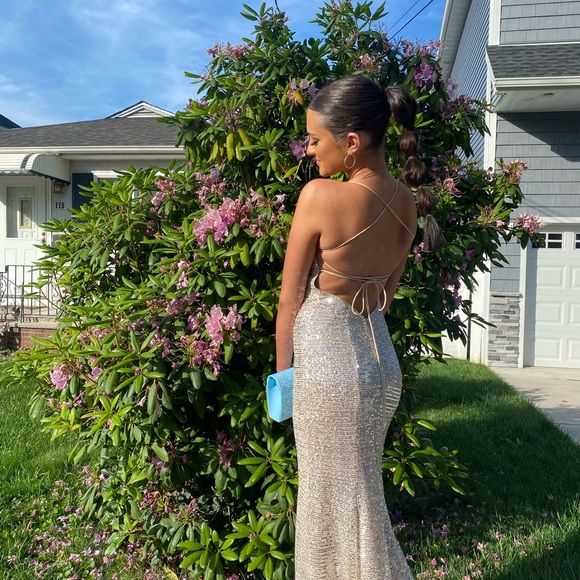 Will never wear again but it’s so beautiful only worn once. Super flattering - Picture 5 of 5